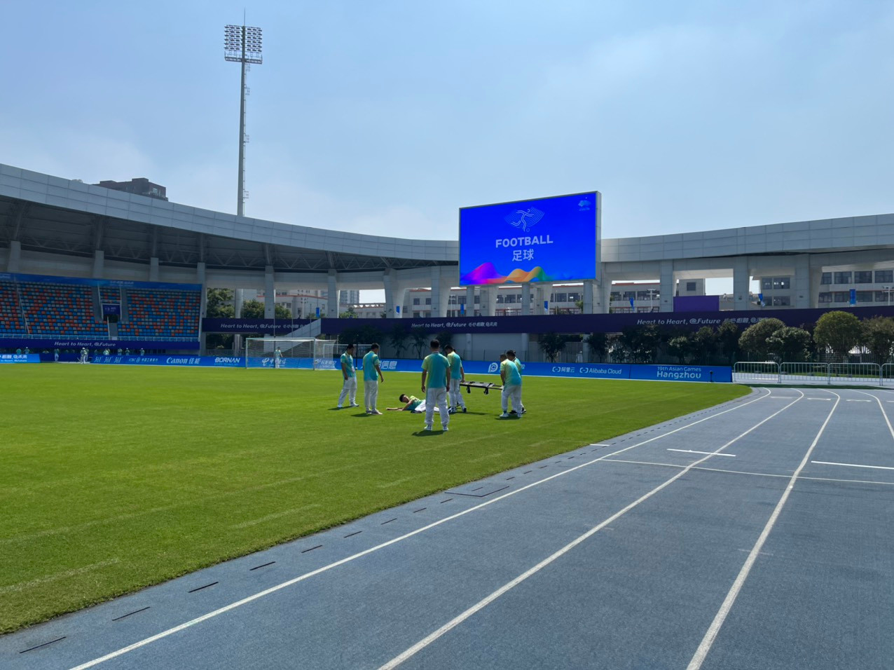 Lực lượng y tế, khiêng cáng đang tập huấn để chuẩn bị cho trận đấu.