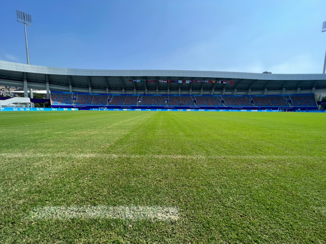 Mặt sân được chăm sóc kỹ, cỏ cắt tỉa gọn gàng. Chất lượng mặt sân đảm bảo cho các trận đấu diễn ra với chất lượng chuyên môn cao.