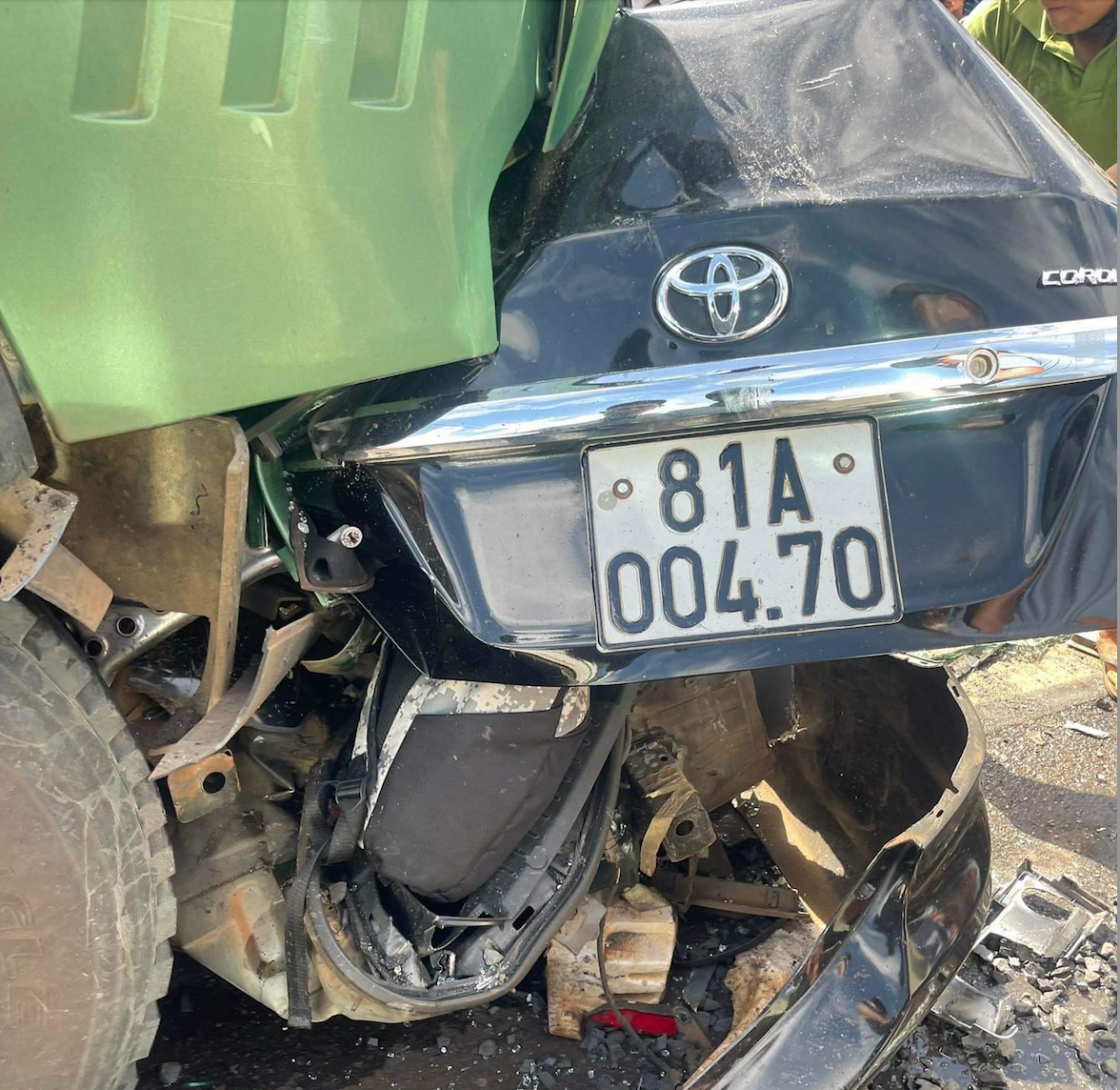 Hình ảnh xe chở thành viên HAGL gặp tai nạn giao thông chiều 12/8. Hình ảnh xe chở thành viên HAGL gặp tai nạn giao thông chiều 12/8.