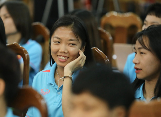 Phút tươi tắn của thủ quân đội tuyển nữ Việt Nam, tiền đạo Huỳnh Như. Cô vừa bình phục chấn thương và được chờ đợi sẽ đạt phong độ cao nhất khi vào World Cup.