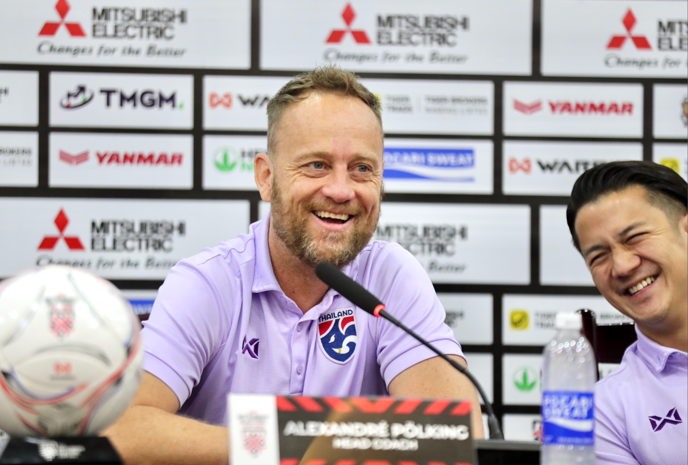 Ông Mano Polking vui vẻ ở cuộc họp báo sáng 12/1 tại Hà Nội (ảnh Như Ý) Ông Mano Polking vui vẻ ở cuộc họp báo sáng 12/1 tại Hà Nội (ảnh Như Ý)