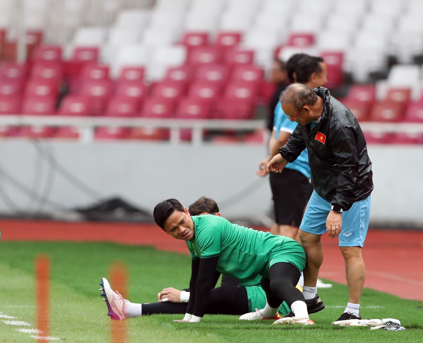 Ông Park tỏ ra đặc biệt quan tâm tới các thủ môn trước trận đấu với Indonesia. Đội chủ nhà ghi 12 bàn thắng sau vòng bảng, con số ngang bằng đội tuyển Việt Nam. Ông Park tỏ ra đặc biệt quan tâm tới các thủ môn trước trận đấu với Indonesia. Đội chủ nhà ghi 12 bàn thắng sau vòng bảng, con số ngang bằng đội tuyển Việt Nam.