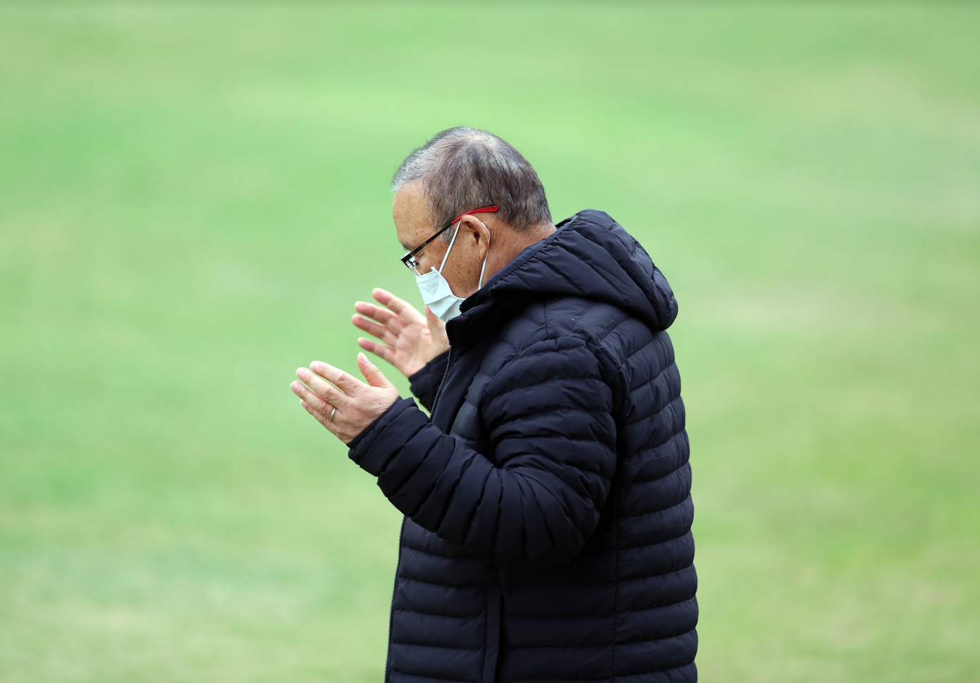 HLV Park Hang-seo cầu nguyện tại sân Bung Karno. Đây là thói quen thường thấy của ông Park trước mỗi buổi tập của đội tuyển Việt Nam. HLV Park Hang-seo cầu nguyện tại sân Bung Karno. Đây là thói quen thường thấy của ông Park trước mỗi buổi tập của đội tuyển Việt Nam.