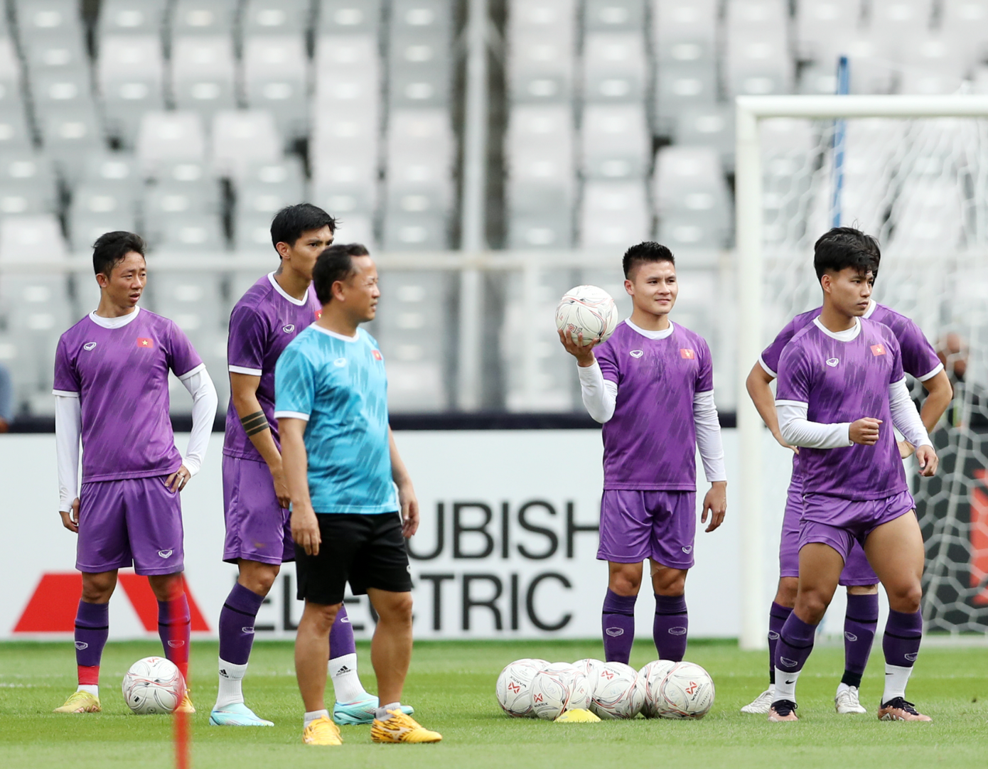 Nguyễn Quang Hải tươi tắn trên sân tập cùng các đồng đội. Dù chưa ghi bàn thắng nào ở AFF Cup 2022, Quang Hải vẫn là nhân tố quan trọng trên hàng công đội tuyển Việt Nam. Nguyễn Quang Hải tươi tắn trên sân tập cùng các đồng đội. Dù chưa ghi bàn thắng nào ở AFF Cup 2022, Quang Hải vẫn là nhân tố quan trọng trên hàng công đội tuyển Việt Nam.
