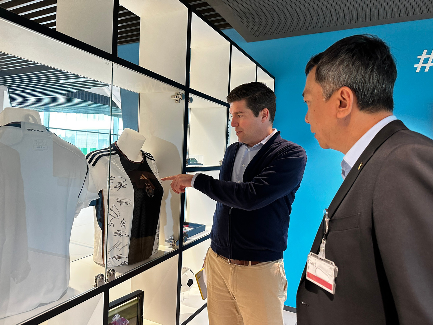 Chủ tịch VFF Trần Quốc Tuấn trong chuyến thăm và làm việc tại Liên đoàn bóng đá Đức (Ảnh Anh Đoàn)