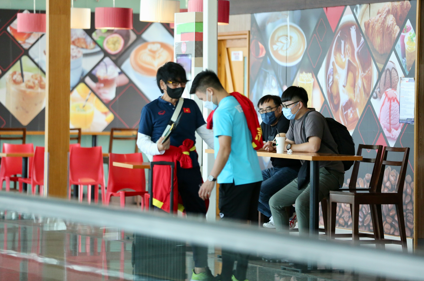 Nguyễn Quang Hải và trợ lý Lee Young-jin tại sân bay Nội Bài. Quang Hải rời sân từ phút 79 trong trận đấu trên sân Mỹ Đình. Anh chưa có bàn thắng nào ở AFF Cup 2022. Nguyễn Quang Hải và trợ lý Lee Young-jin tại sân bay Nội Bài. Quang Hải rời sân từ phút 79 trong trận đấu trên sân Mỹ Đình. Anh chưa có bàn thắng nào ở AFF Cup 2022.