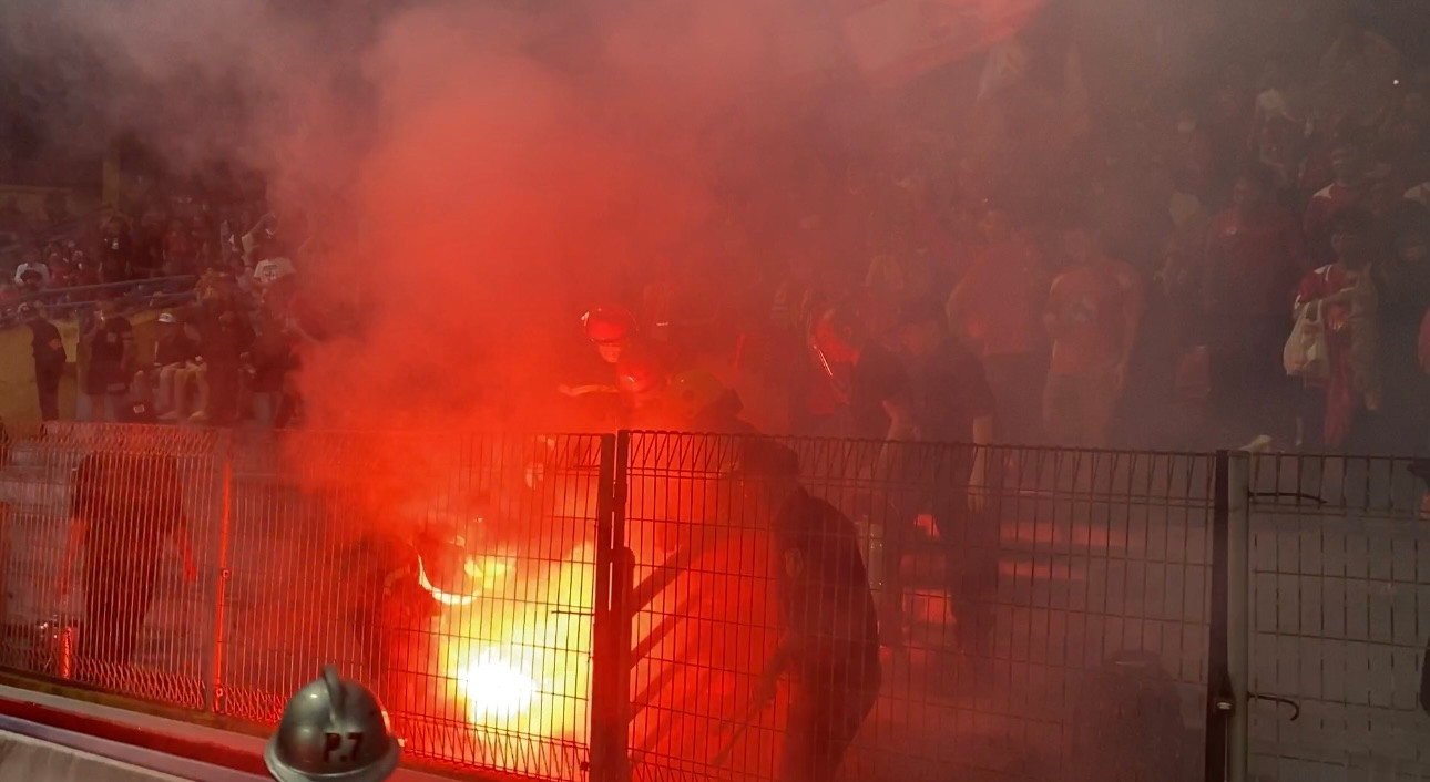 Pháo sáng có thể gây ảnh hưởng tới sức khoẻ khán giả khi đốt trong sân vận động.