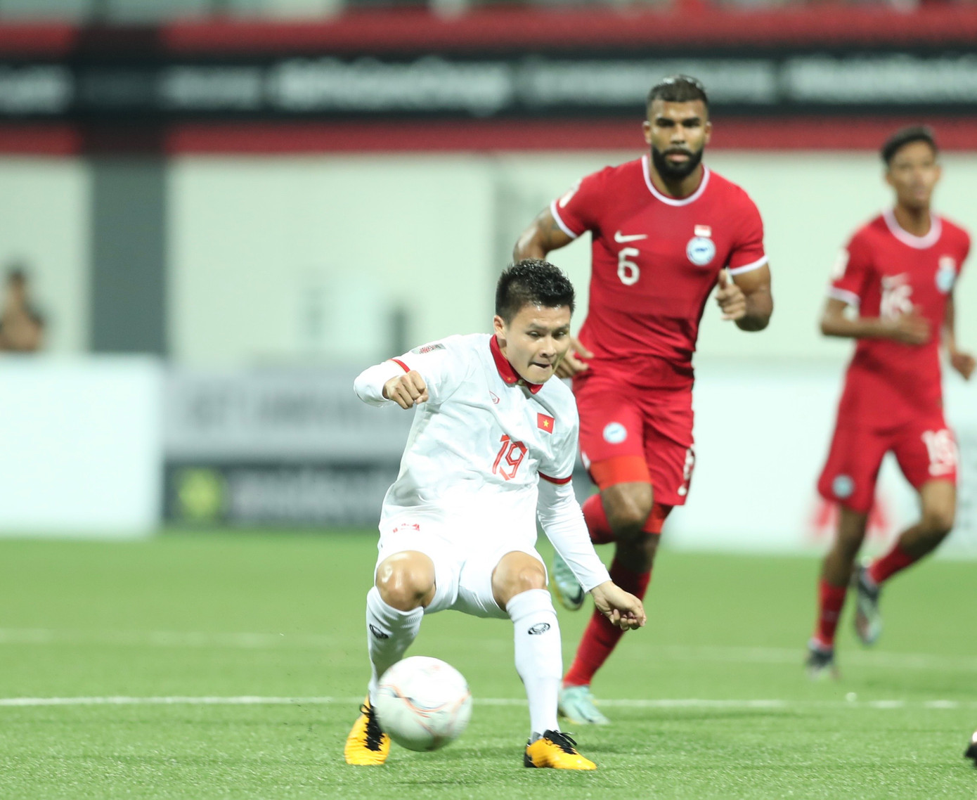 Tuyển Việt Nam không thể thắng Singapore dù đã tung các trụ cột vào sân từ hiệp 2. (ảnh Hữu Phạm) Tuyển Việt Nam không thể thắng Singapore dù đã tung các trụ cột vào sân từ hiệp 2. (ảnh Hữu Phạm)