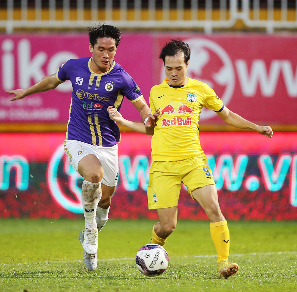 HAGL đối diện mùa giải đầy khó khăn khi hàng loạt trụ cột ra đi, và giờ lại lâm vào vấn đề tài chính? (ảnh Anh Tú) HAGL đối diện mùa giải đầy khó khăn khi hàng loạt trụ cột ra đi, và giờ lại lâm vào vấn đề tài chính? (ảnh Anh Tú)