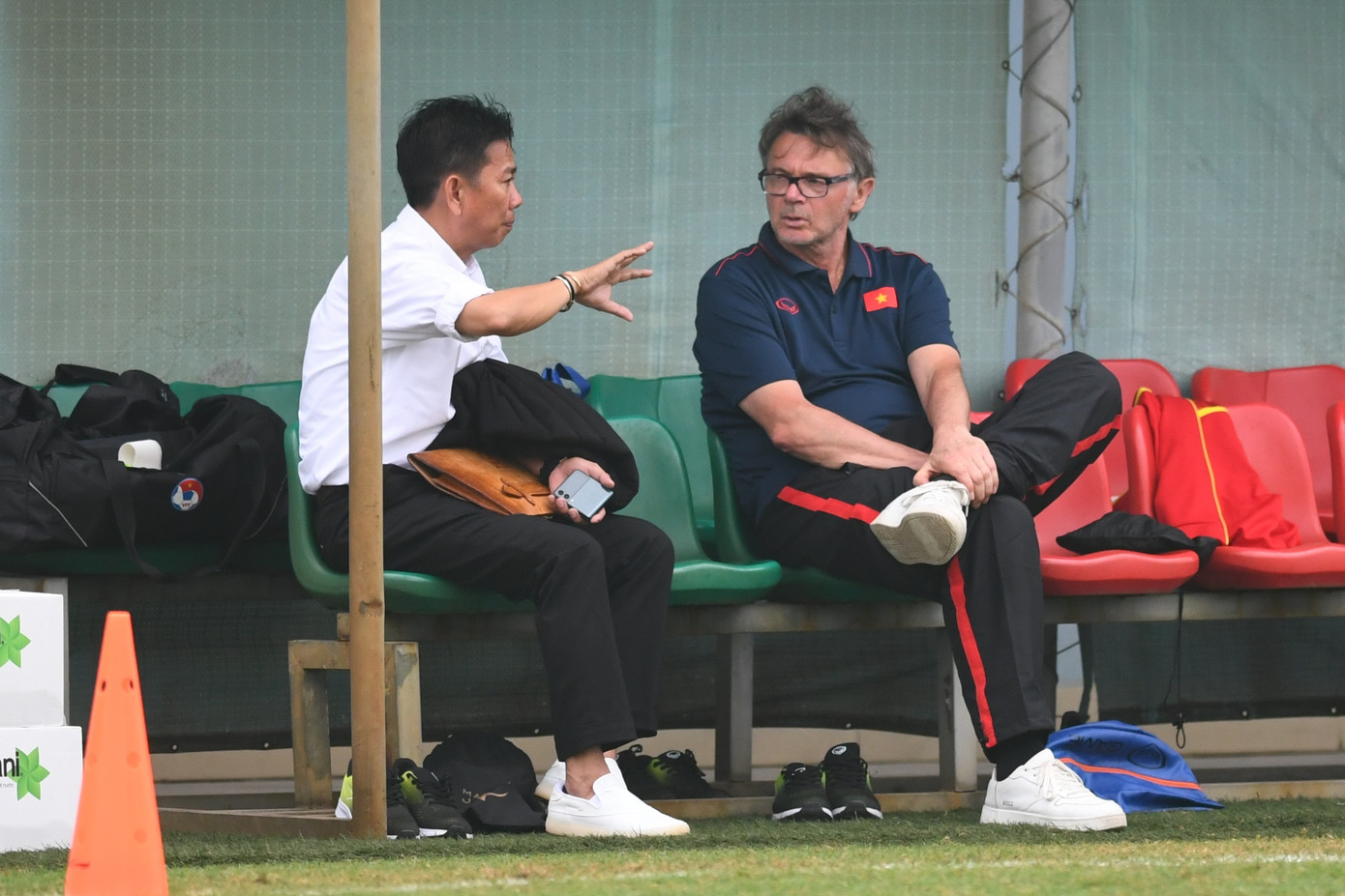 HLV Philippe Troussier và Hoàng Anh Tuấn sẽ chia nhau huấn luyện 2 đội U23 nhằm chuẩn bị lực lượng kế cận cho các mục tiêu dài hạn của bóng đá Việt Nam.