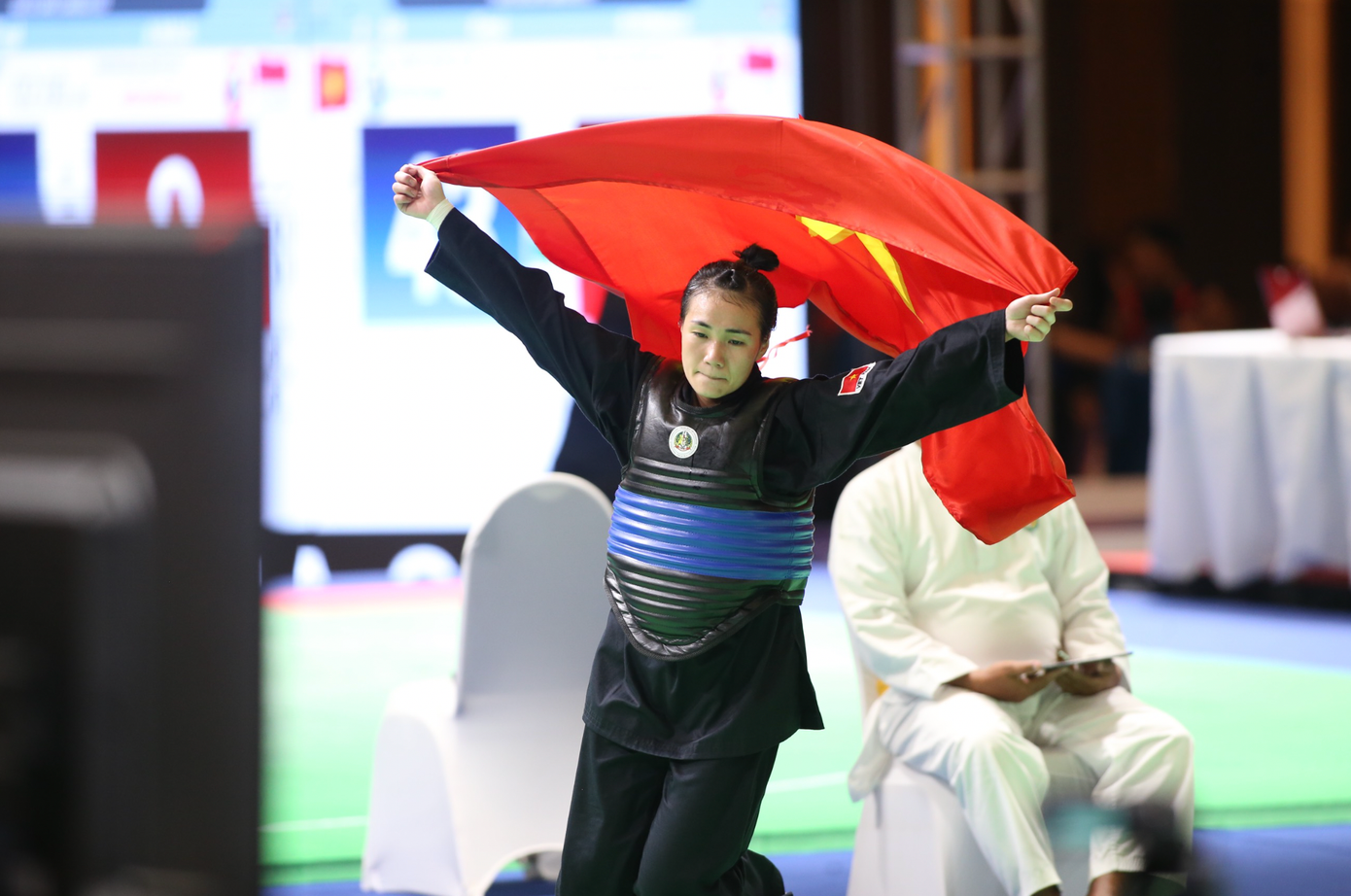 Niềm vui chiến thắng của Hồng Ân khi giành HCV hạng cân 50-55kg (ảnh T.N)