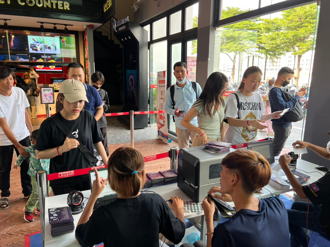 CĐV chưa đến đông nên việc xếp hàng nhận vé trật tự và nhanh chóng. Nhân viên sau khi xác nhận việc đặt mua sẽ đưa vé cho người xem. CĐV chưa đến đông nên việc xếp hàng nhận vé trật tự và nhanh chóng. Nhân viên sau khi xác nhận việc đặt mua sẽ đưa vé cho người xem.