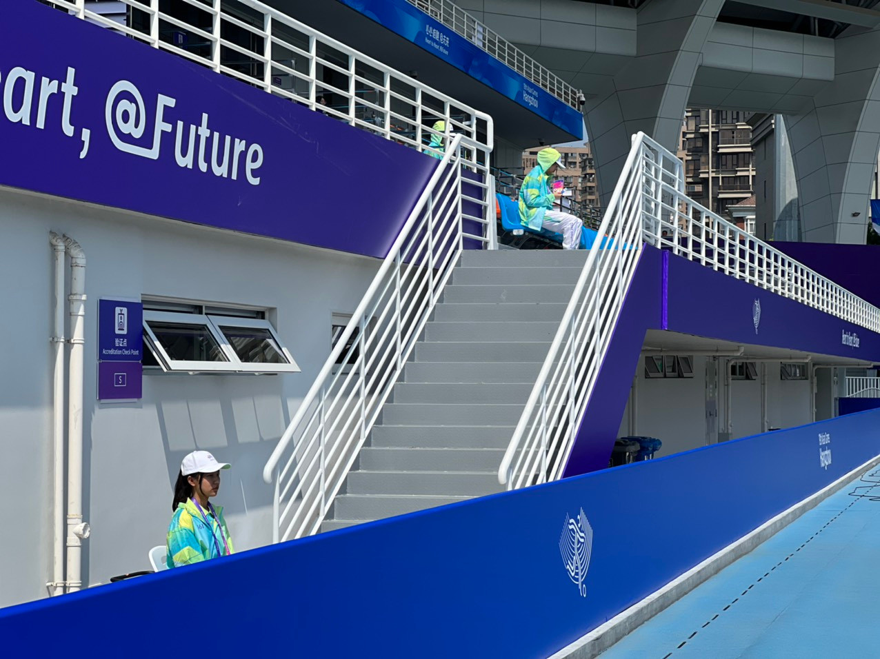 Tình nguyện viên hiện diện ở mọi nơi. BTC nước chủ nhà Trung Quốc huy động một lực lượng đông đảo tình nguyện viên tại Asiad 19.