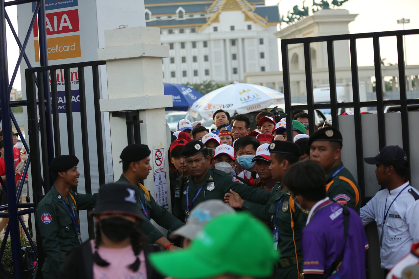 Nhiều CĐV Việt Nam không thể vào sân dù có vé ở trận đấu giữa U22 Việt Nam và U22 Thái Lan tại vòng bảng (ảnh Hữu Phạm)