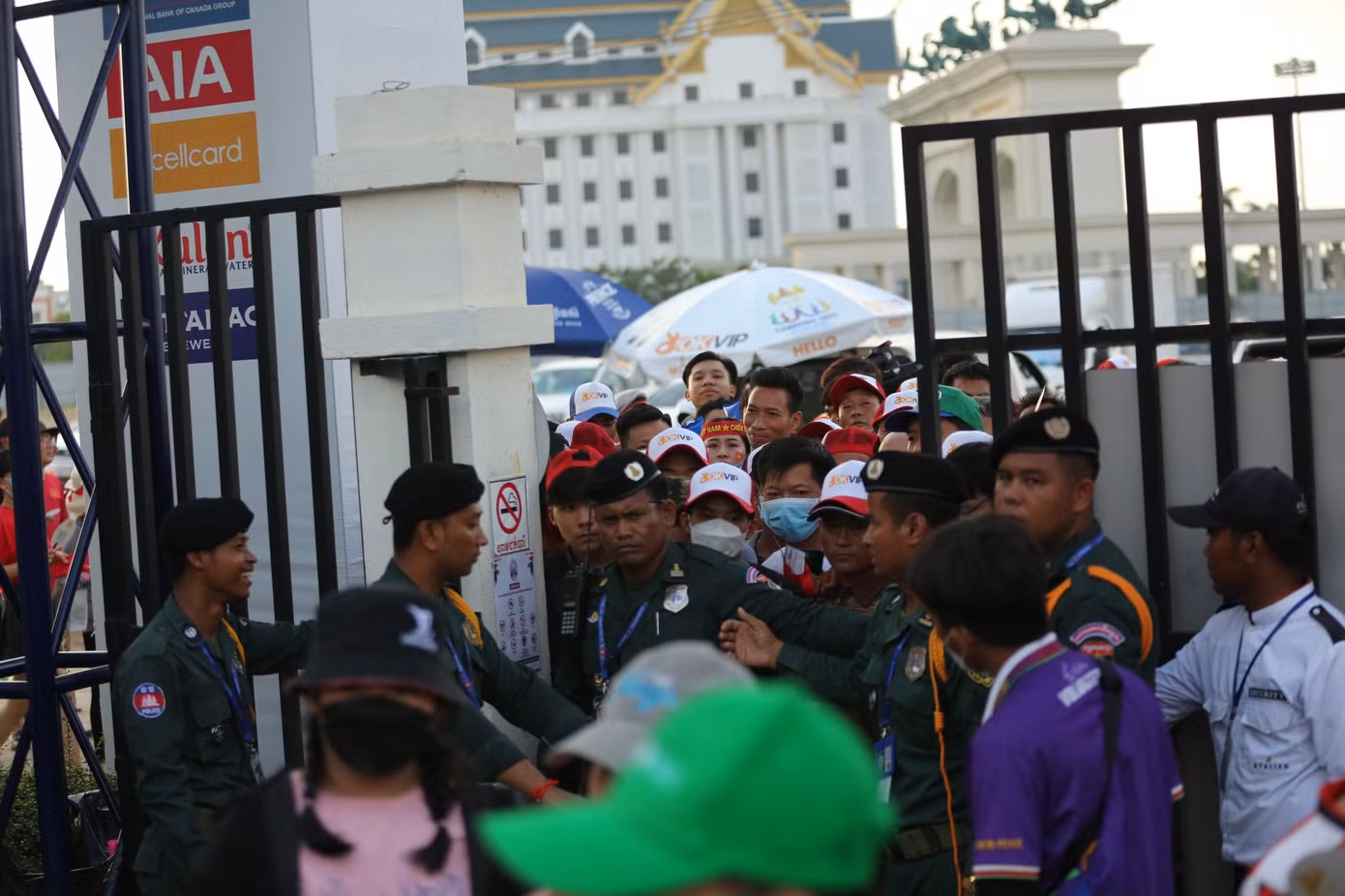 Nhiều CĐV Việt Nam không thể vào sân dù có vé ở trận đấu giữa U22 Việt Nam và U22 Thái Lan tại vòng bảng (ảnh Hữu Phạm) Nhiều CĐV Việt Nam không thể vào sân dù có vé ở trận đấu giữa U22 Việt Nam và U22 Thái Lan tại vòng bảng (ảnh Hữu Phạm)
