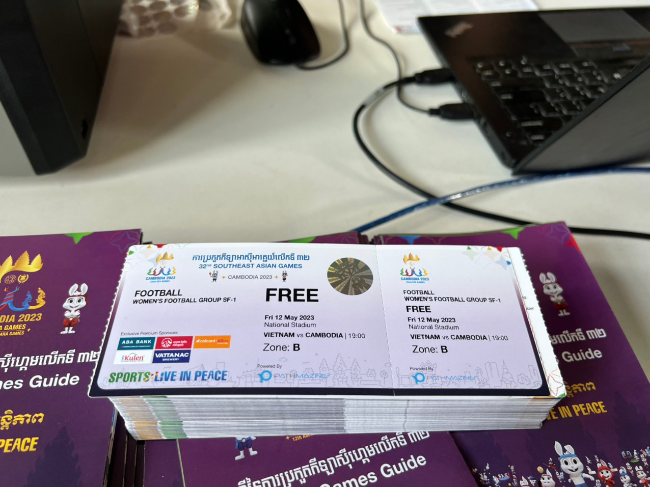 Chiều 11/5, khi phóng viên Tiền Phong có mặt tại trung tâm Aden Garden, quầy phân phối vé còn rất nhiều vé trận bán kết nữ. Thầy trò HLV Mai Đức Chung sẽ gặp chủ nhà Campuchia vào ngày mai. Chiều 11/5, khi phóng viên Tiền Phong có mặt tại trung tâm Aden Garden, quầy phân phối vé còn rất nhiều vé trận bán kết nữ. Thầy trò HLV Mai Đức Chung sẽ gặp chủ nhà Campuchia vào ngày mai.