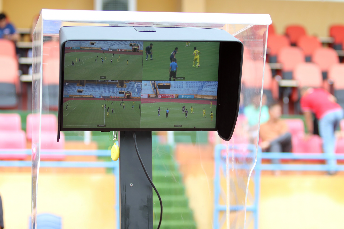 Công nghệ VAR sẽ giúp các trọng tài bớt áp lực ở các trận cầu nóng tại V-League (ảnh Anh Tú)