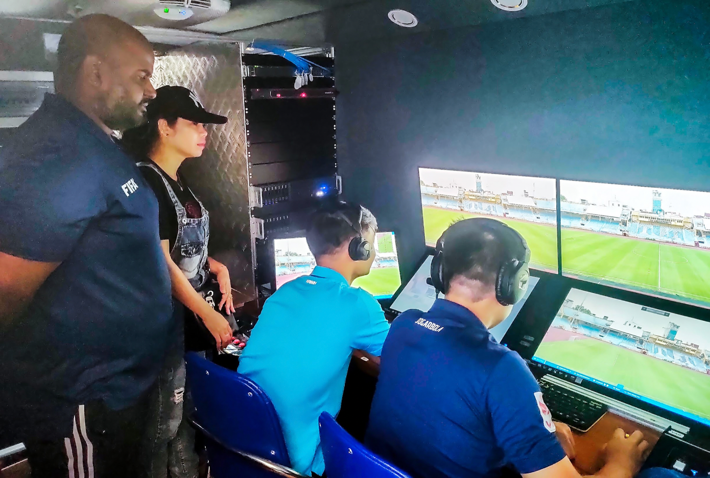 Để áp dụng VAR, các trọng tài Việt Nam cần được đào tạo, đáp ứng yêu cầu chuyên môn của FIFA (ảnh Anh Tú)