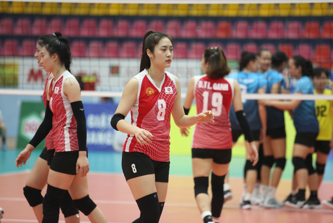 Trần Việt Hương (Bộ Tư lệnh Thông tin) là gương mặt khác nhận được nhiều sự ngưỡng mộ của giới đam mê bóng chuyền. Sinh năm 1998, Việt Hương sở hữu nhan sắc không kém phần lôi cuốn như đàn chị, Hoa khôi bóng chuyền Kim Huệ trước đây. Trần Việt Hương (Bộ Tư lệnh Thông tin) là gương mặt khác nhận được nhiều sự ngưỡng mộ của giới đam mê bóng chuyền. Sinh năm 1998, Việt Hương sở hữu nhan sắc không kém phần lôi cuốn như đàn chị, Hoa khôi bóng chuyền Kim Huệ trước đây.