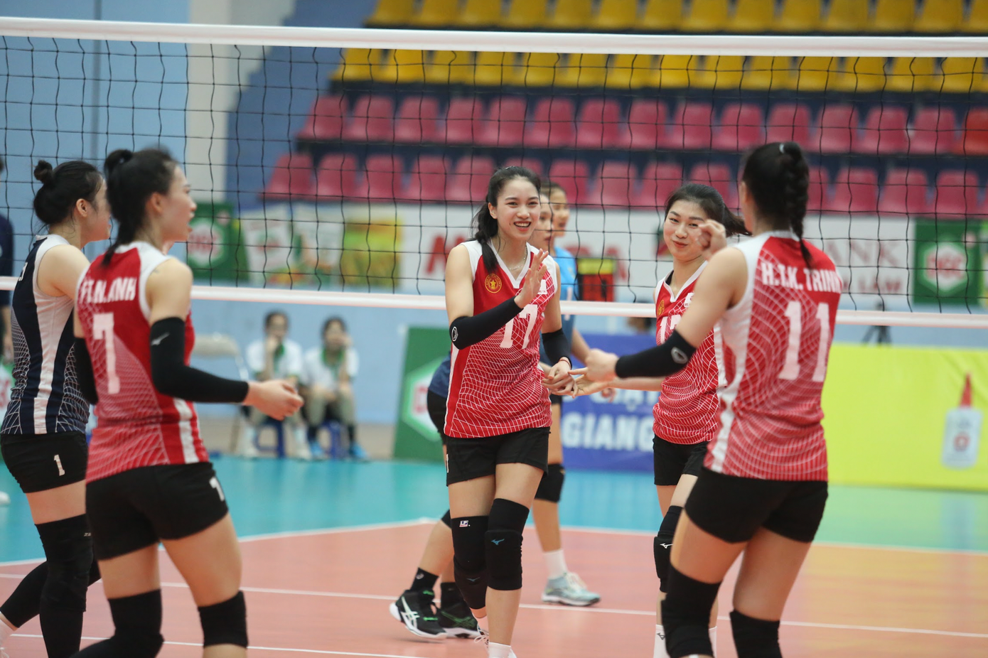 Bộ Tư lệnh Thông tin là cái tên giàu truyền thống của làng bóng chuyền Việt Nam, luôn sở hữu nhiều gương mặt nổi bật. Trong hình là Nguyễn Thị Phương (giữa), chủ công rất được kỳ vọng. Bộ Tư lệnh Thông tin là cái tên giàu truyền thống của làng bóng chuyền Việt Nam, luôn sở hữu nhiều gương mặt nổi bật. Trong hình là Nguyễn Thị Phương (giữa), chủ công rất được kỳ vọng.