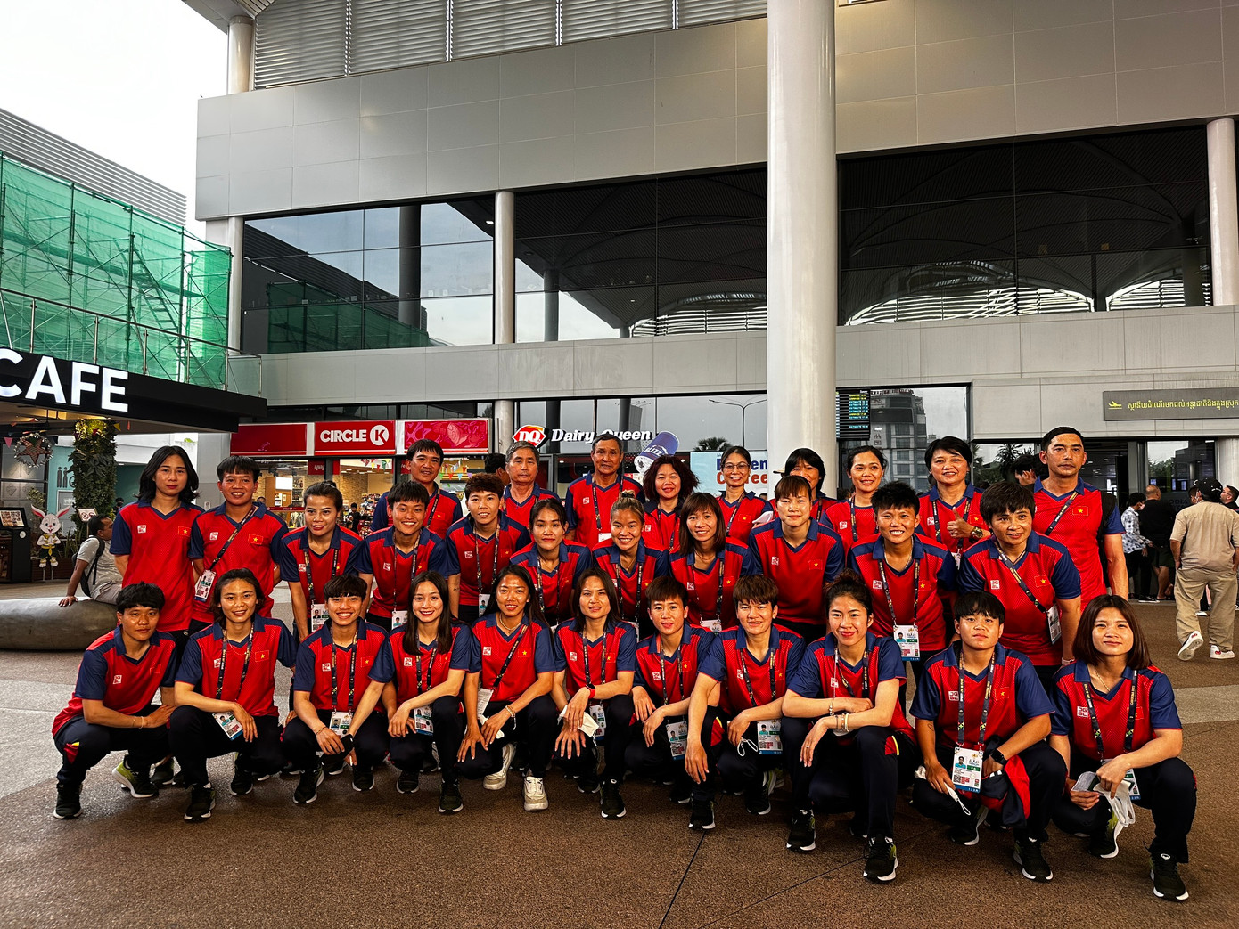 Đội tuyển bóng đá nữ Việt Nam đã có mặt tại Phnom Penh, chuẩn bị cho SEA Games 32 (ảnh Tiểu Phùng) Đội tuyển bóng đá nữ Việt Nam đã có mặt tại Phnom Penh, chuẩn bị cho SEA Games 32 (ảnh Tiểu Phùng)