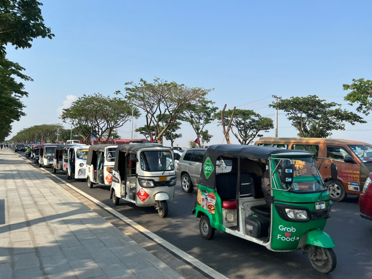 Đám đông khán giả đổ về đã khiến bên ngoài sân vận động Morodok Techo tắc đường, kẹt xe thành hàng dài hàng km. Dòng xe cộ phải nhích từng đoạn bất chấp nỗ lực điều tiết giao thông của lực lượng an ninh.