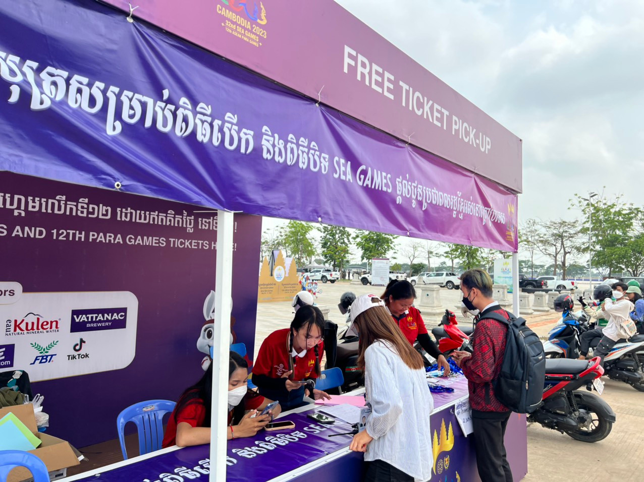 Nhân viên quầy vé tại Morodok Techo cho biết đang phân phối vé cho người Campuchia ở nước ngoài. (ảnh Tiểu Phùng) Nhân viên quầy vé tại Morodok Techo cho biết đang phân phối vé cho người Campuchia ở nước ngoài. (ảnh Tiểu Phùng)