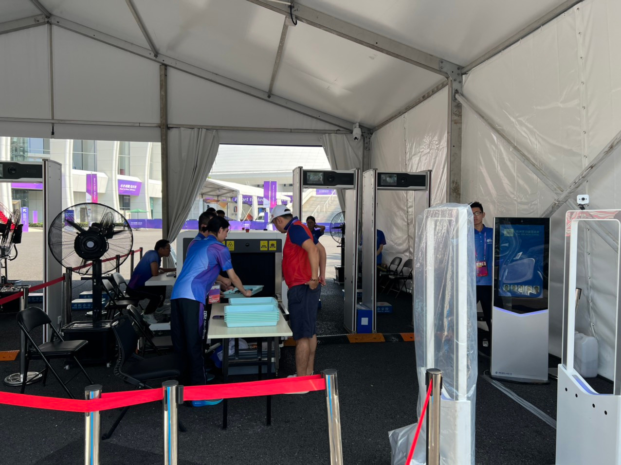 Như các địa điểm khác phục vụ Asiad 19, cổng vào sân vận động Linping có cửa từ, nhân viên kiểm tra an ninh rà soát kỹ lưỡng khách ra vào.