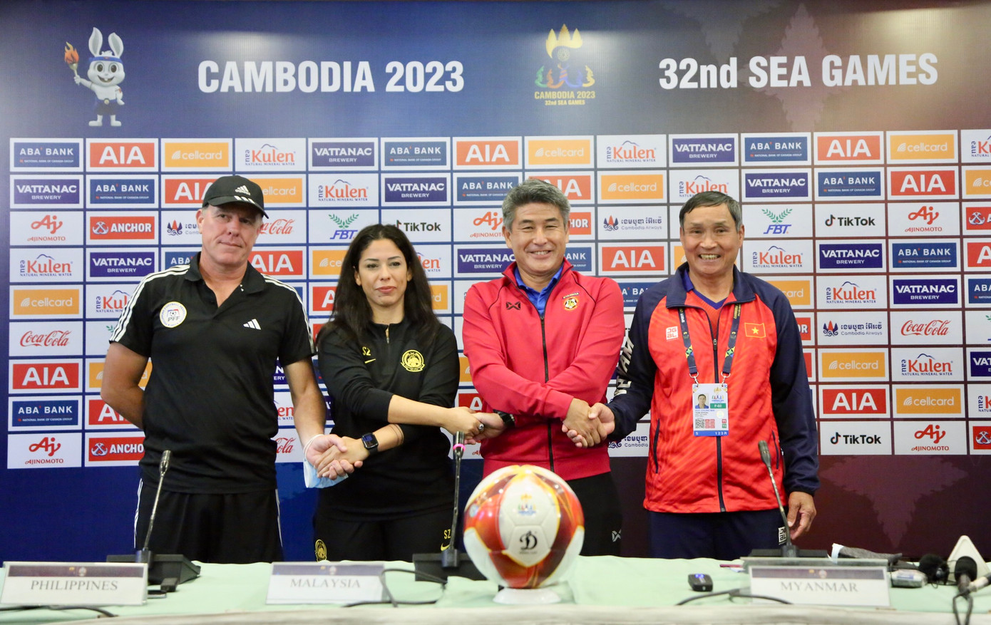 HLV Mai Đức Chung tại cuộc họp báo ở Phnom Penh trưa 2/5 (ảnh Hữu Phạm)