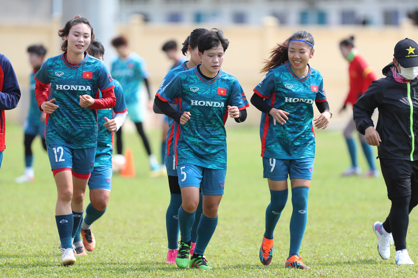 Sự góp mặt của Huỳnh Như giúp đội tuyển bóng đá nữ Việt Nam có đội hình gần như mạnh nhất, ngoại trừ sự vắng mặt của trung vệ Chương Thị Kiều. Trên sân tập hay cả trên sân bóng, Huỳnh Như đều có vai trò như một thủ lĩnh về chuyên môn lẫn tinh thần cho các đồng đội. Sự góp mặt của Huỳnh Như giúp đội tuyển bóng đá nữ Việt Nam có đội hình gần như mạnh nhất, ngoại trừ sự vắng mặt của trung vệ Chương Thị Kiều. Trên sân tập hay cả trên sân bóng, Huỳnh Như đều có vai trò như một thủ lĩnh về chuyên môn lẫn tinh thần cho các đồng đội.