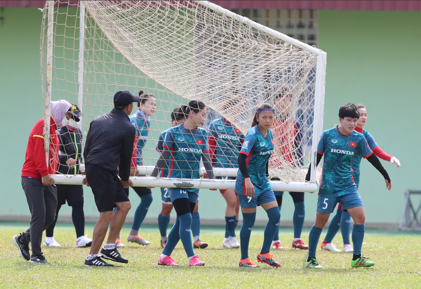 Đội tuyển Việt Nam đã có trận ra quân suôn sẻ khi vượt qua Malaysia với tỉ số 3-1. HLV Mai Đức Chung cho biết nếu không bỏ lỡ nhiều cơ hội, đội tuyển Việt Nam có thể thắng đậm hơn.