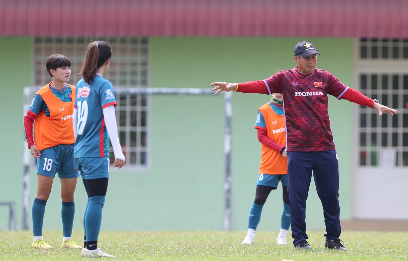 Nắng nóng tạo nên thách thức lớn với đội tuyển Việt Nam, vốn vừa tập huấn từ Nhật Bản có thời tiết mát mẻ trở về.