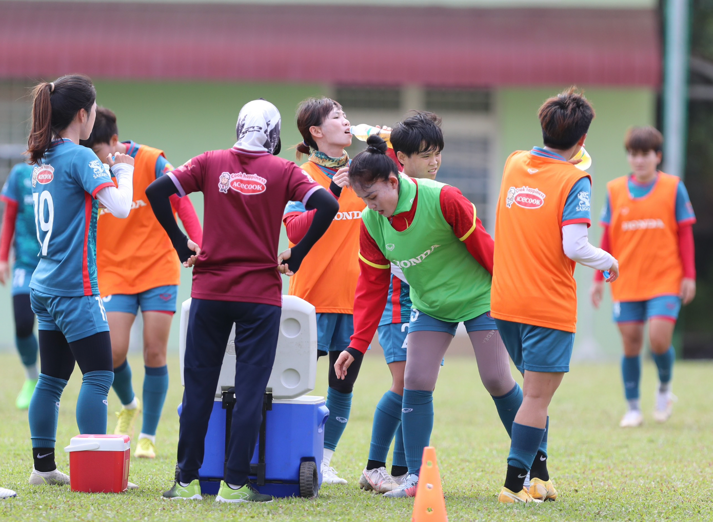 Trời nóng nên toàn đội thường xuyên phải uống nước để giữ sức khoẻ.