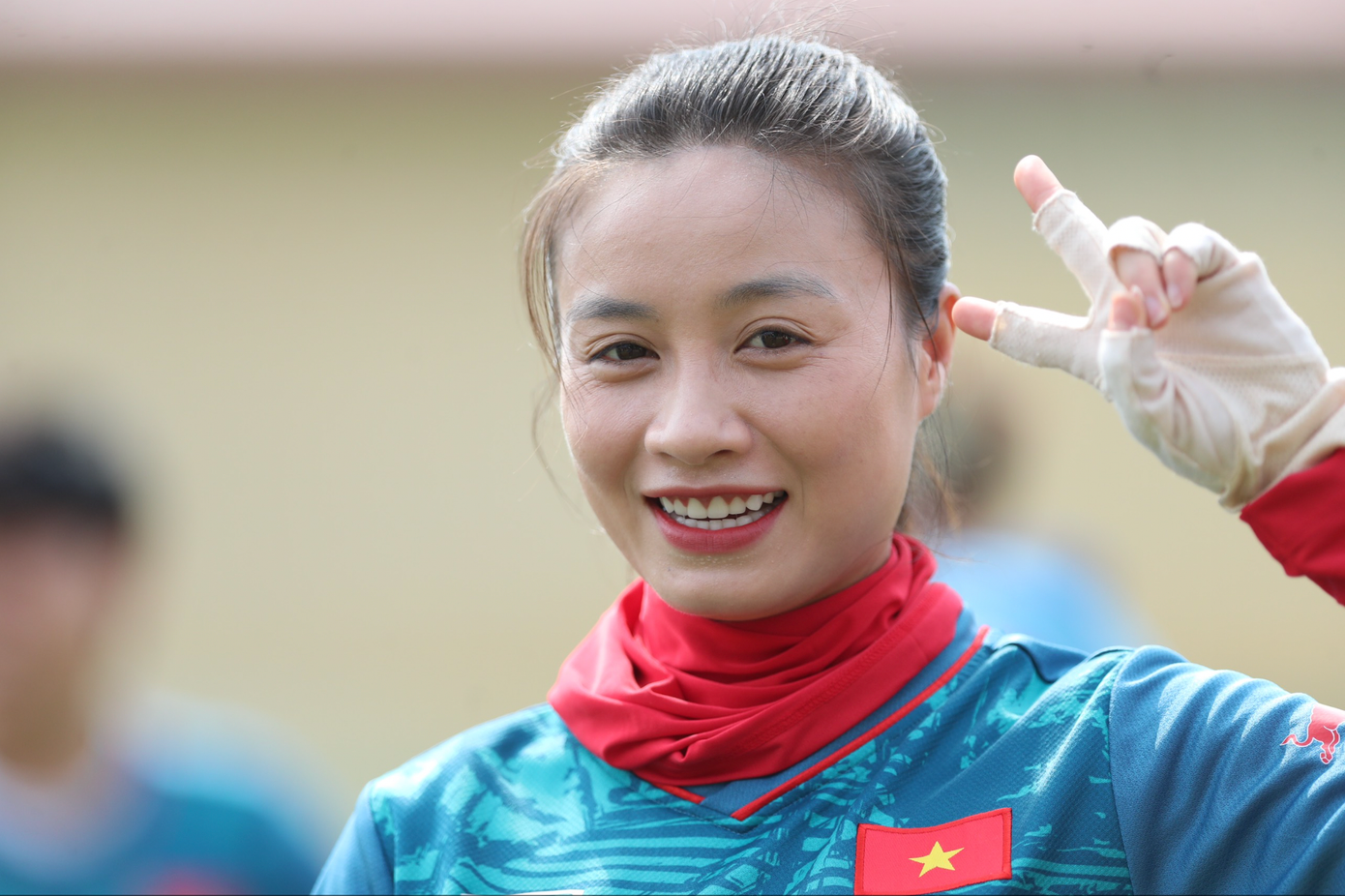 Hoàng Thị Loan tranh thủ tạo dáng trên sân tập