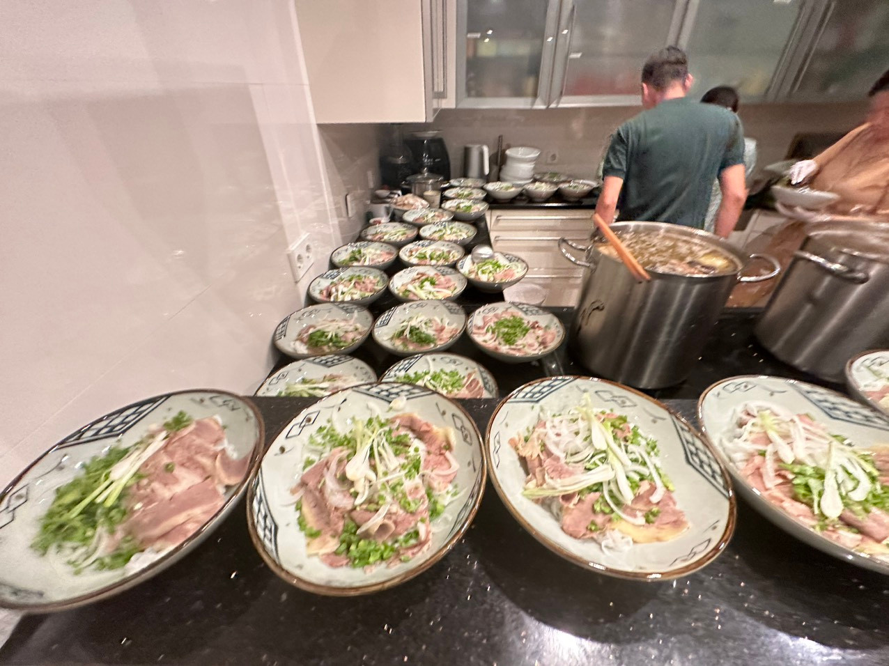 Thầy trò HLV Mai Đức Chung được thưởng thức món phở Việt ở Frankfurt, ngon không kém phở Hà Nội với hương vị đậm đà.