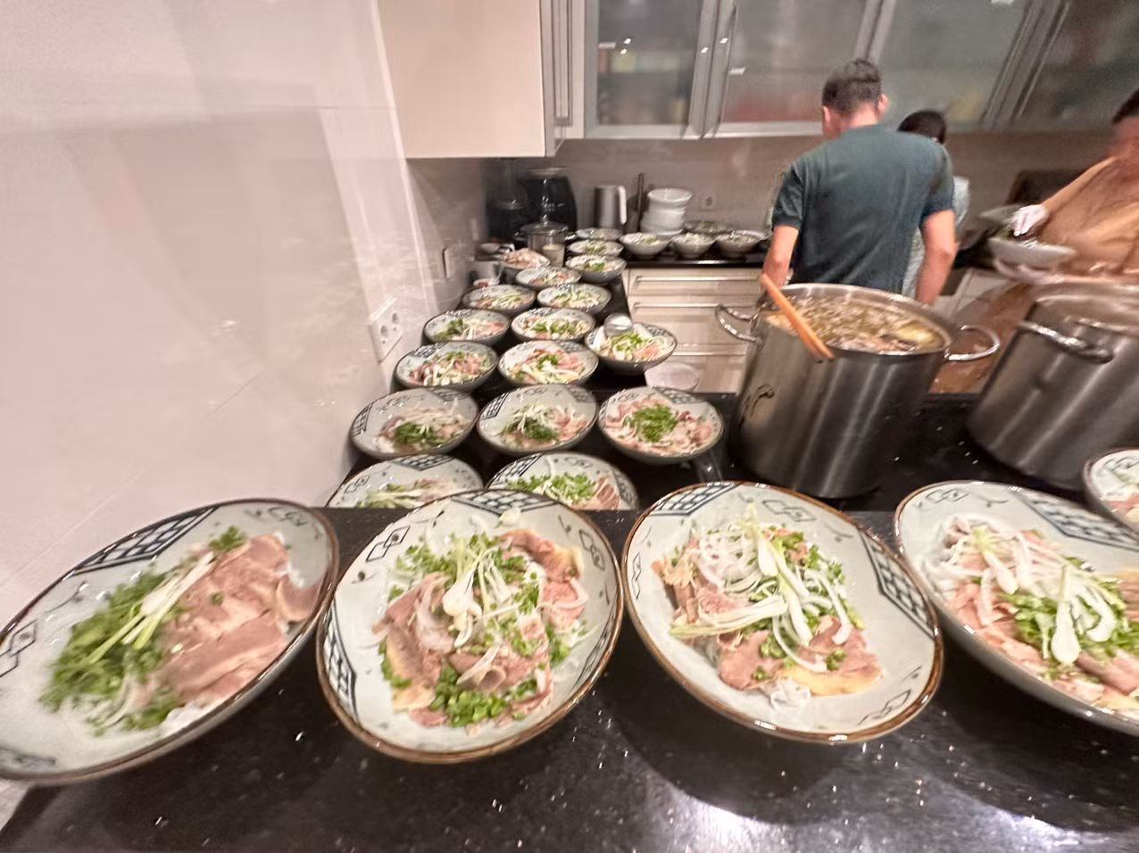 Thầy trò HLV Mai Đức Chung được thưởng thức món phở Việt ở Frankfurt, ngon không kém phở Hà Nội với hương vị đậm đà.