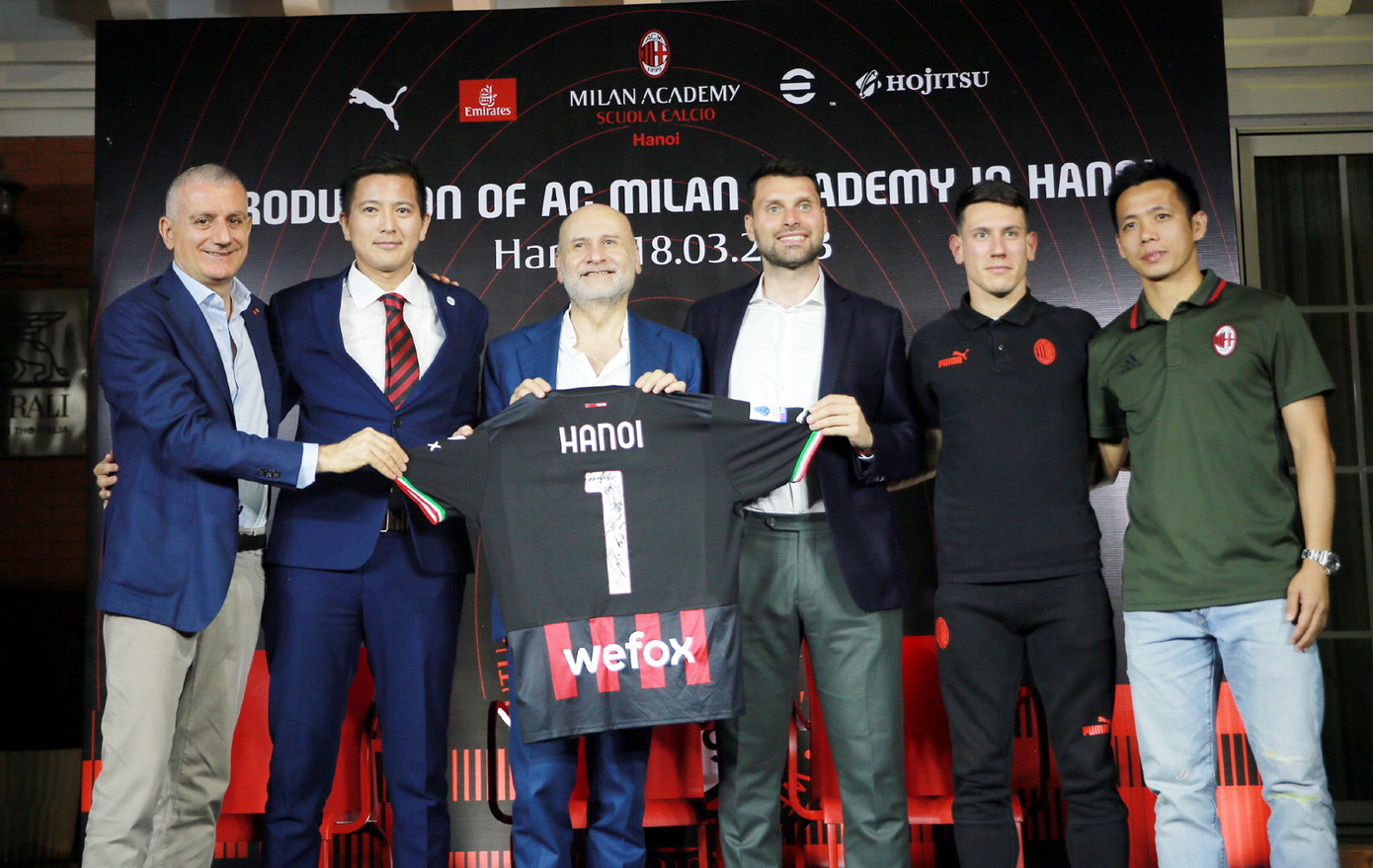 Văn Quyết xuất hiện trong buổi ra mắt Học viện AC Milan ở Hà Nội tối 18/3.