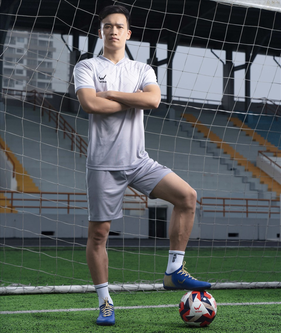 Hoàng Đức và đôi giày gắn với thương hiệu cá nhân. Tiền vệ Viettel chia sẻ thích đá vị trí...trung vệ khi chơi bóng phủi.