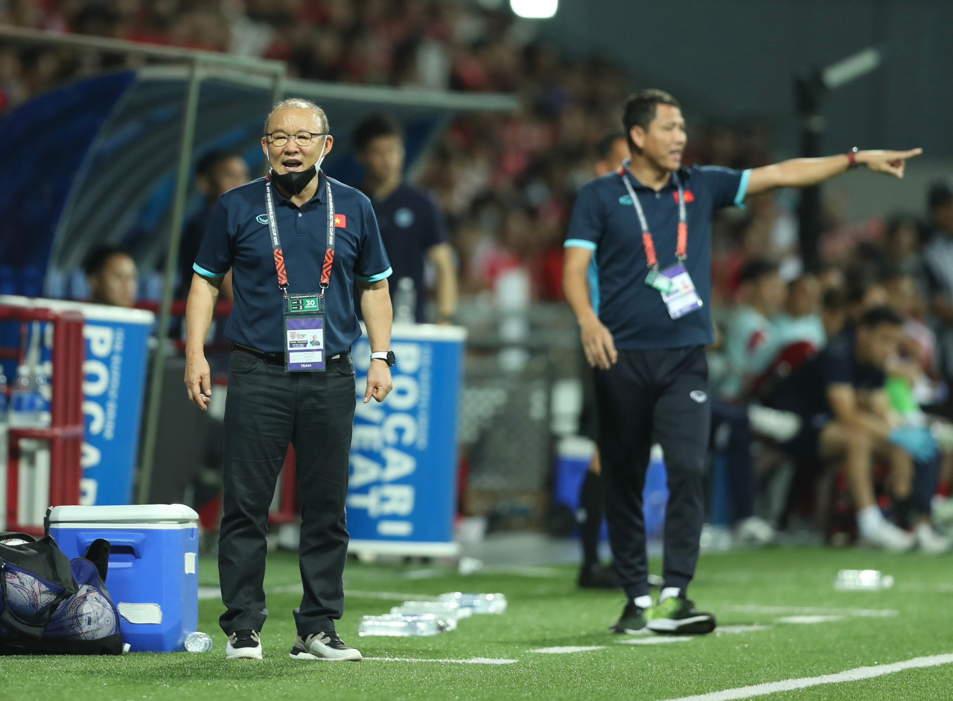 HLV Park Hang-seo gây bất ngờ khi lần đầu thay gần nguyên đội hình chính của Việt Nam ở trận đấu với Singapore. Đội chỉ giành 1 kết quả hoà 0-0 trên sân Jalan Besar, khiến không thể giành vé sớm vào bán kết cùng ngôi đầu bảng. (Ảnh Hữu Phạm)