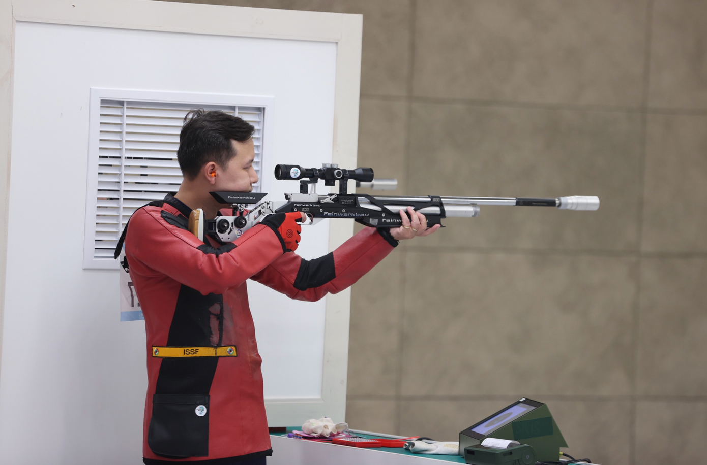 Ngô Hữu Vương và các đồng đội chưa thành công trong ngày thi đấu thứ 2 (ảnh Linh Hoàng) Ngô Hữu Vương và các đồng đội chưa thành công trong ngày thi đấu thứ 2 (ảnh Linh Hoàng)