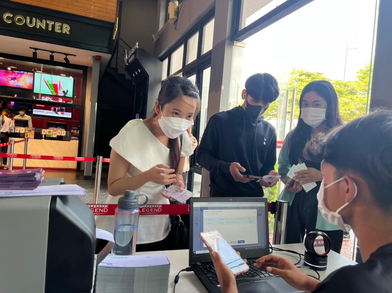 Chị Ánh Bình, đang làm việc cho một công ty tại Campuchia, cho biết không thể đặt kịp vé xem trận đấu của U22 Việt Nam vì "sau 5 phút đã hết vé". Nhóm bạn của chị Bình cũng không kiếm được vé xem trận đấu chiều 11/5 của U22 Việt Nam và U22 Thái Lan. Chị Ánh Bình, đang làm việc cho một công ty tại Campuchia, cho biết không thể đặt kịp vé xem trận đấu của U22 Việt Nam vì "sau 5 phút đã hết vé". Nhóm bạn của chị Bình cũng không kiếm được vé xem trận đấu chiều 11/5 của U22 Việt Nam và U22 Thái Lan.