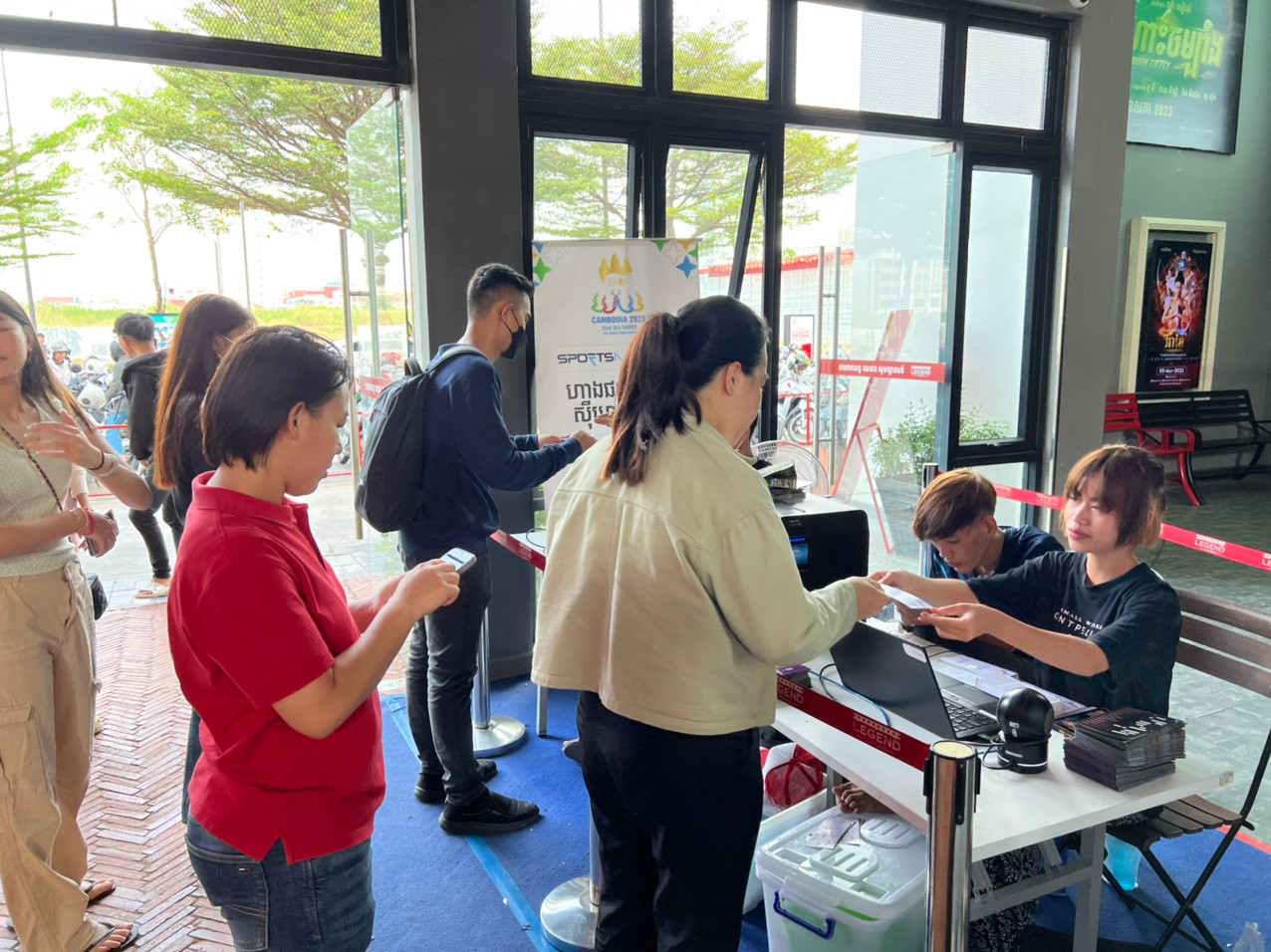 Quan sát chiều nay tại Trung tâm thương mại Aden Garden, đa số đến nhận vé là CĐV Campuchia. Quan sát chiều nay tại Trung tâm thương mại Aden Garden, đa số đến nhận vé là CĐV Campuchia.