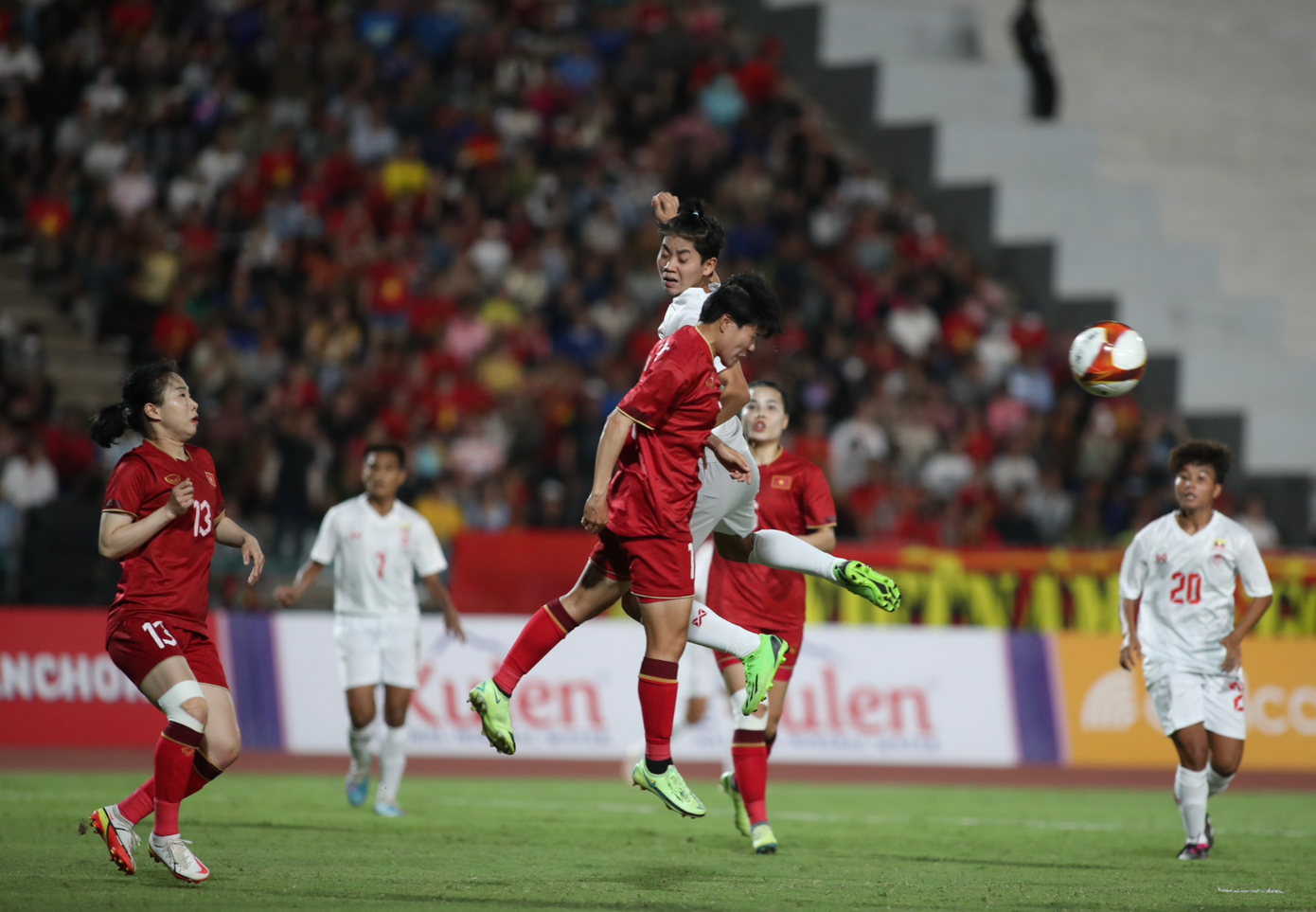 Do tính chất quan trọng của trận đấu, 2 đội nhập cuộc thận trọng. Không có nhiều tình huống thực sự nguy hiểm được tạo nên. Tuy nhiên, Việt Nam sở hữu một vũ khí quan trọng Myanmar không có...