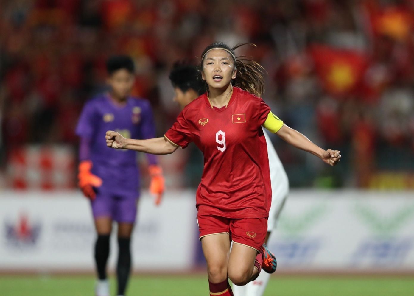 Đó chính là Huỳnh Như, tiền đạo vừa trở về từ Bồ Đào Nha. Trong một tình huống tấn công nhanh bên cáinh trái, Huỳnh Như thoát xuống đón đường chuyền như đặt của Tuyết Dung để mở tỉ số cho Việt Nam.