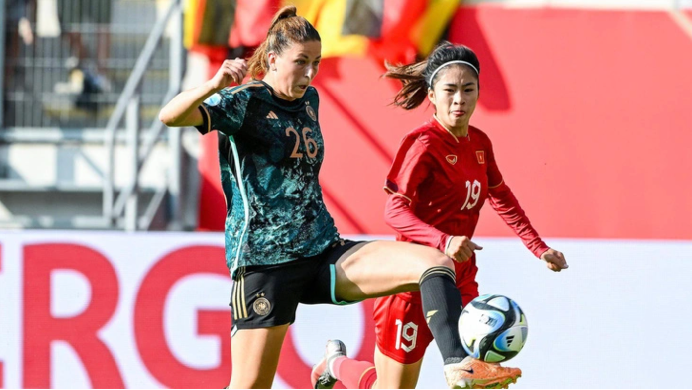 Thanh Nhã là người lập công cho đội tuyển nữ Việt Nam với siêu phẩm sút xa ở phút 90+2. Màn trình diễn của thầy trò HLV Mai Đức Chung nhận được sự đánh giá cao của truyền thông Đức. (ảnh Getty)