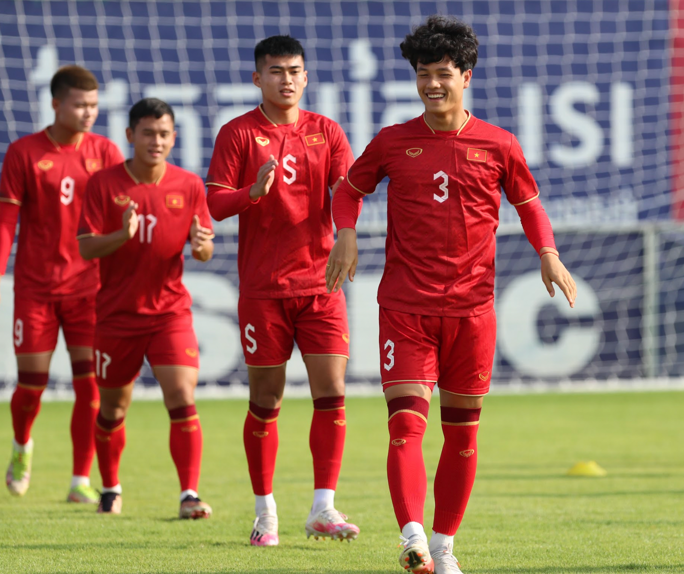 Phút tươi vui của các cầu thủ U22 Việt Nam trên sân tập Phnom Penh. HLV Troussier và các học trò được chờ đợi sẽ giành trọn 3 điểm trước U22 Lào