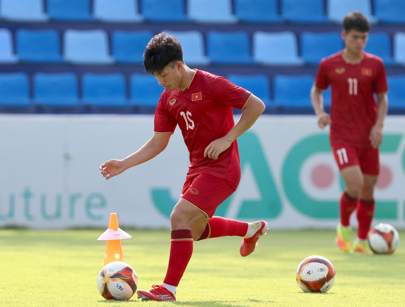 Thời tiết nắng nóng không cản được tinh thần tập luyện của các tuyển thủ U22 Việt Nam