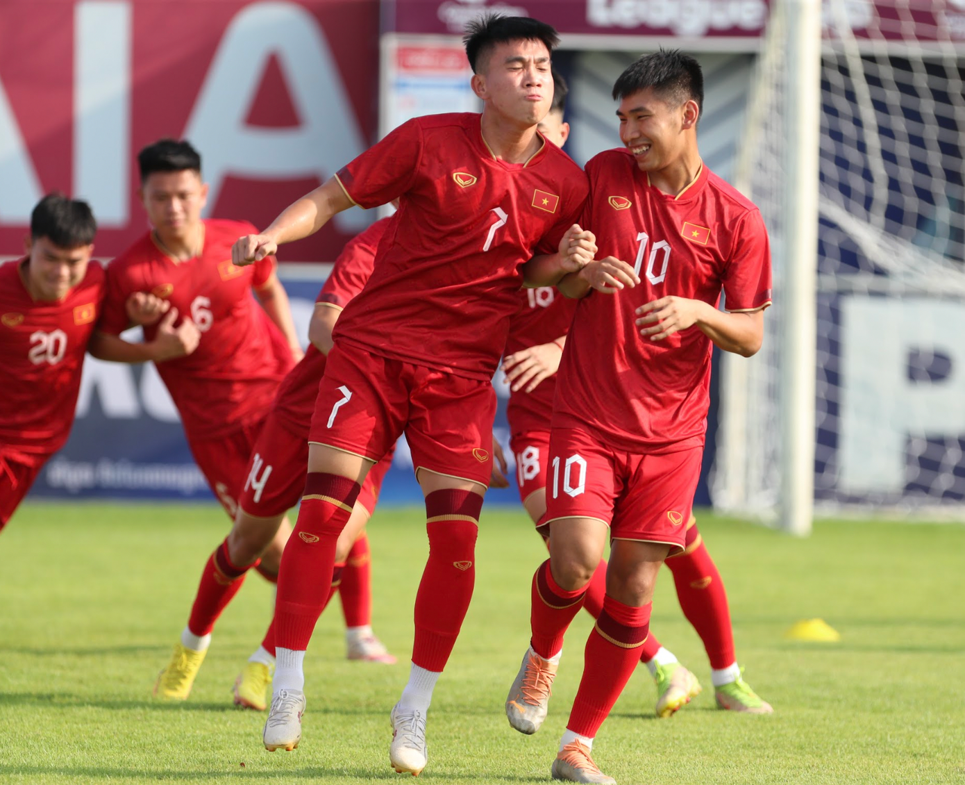 U22 Việt Nam được yêu cầu nâng cao khả năng va chạm, tì đè và quyết đoán khi tranh cướp bóng.