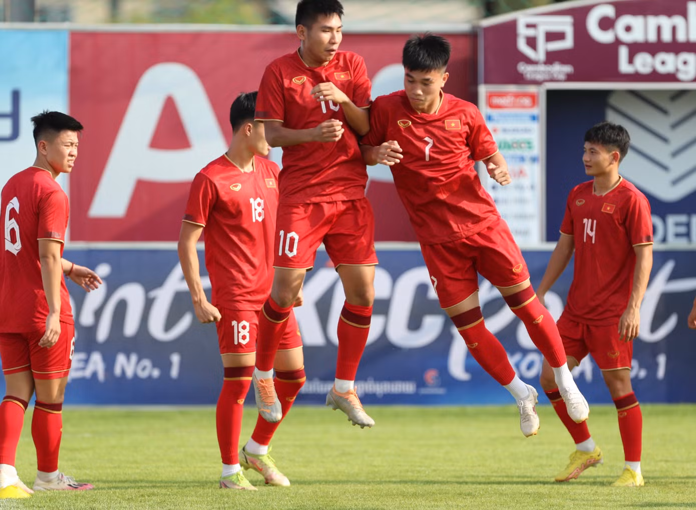 Đội tuyển U22 Việt Nam hiện nay cần thêm thời gian "thử lửa" để nghĩ tới những thành tích trong tương lai (ảnh Hữu Phạm)