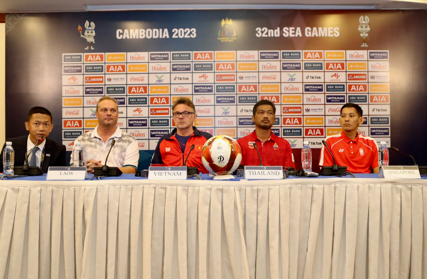 Quang cảnh họp báo trước loạt trận đầu tiên bảng B, môn bóng đá nam SEA Games 32. (ảnh Hữu Phạm) Quang cảnh họp báo trước loạt trận đầu tiên bảng B, môn bóng đá nam SEA Games 32. (ảnh Hữu Phạm)